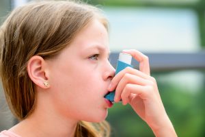 Are there benefits to using a Spacer Device with a Pressurised Metered Dose Inhaler?